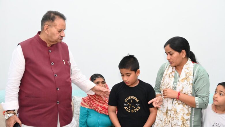 सैनिक कल्याण मंत्री गणेश जोशी ने शहीद हवलदार विजय सिंह गुसाईं के परिवार को सांत्वना दी, हर संभव मदद का वादा किया।