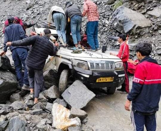 रुद्रप्रयाग में भारी बारिश आफत बनकर टूट रही! वाहन के ऊपर गिरा भारी बोल्डर, 2 की मौत
