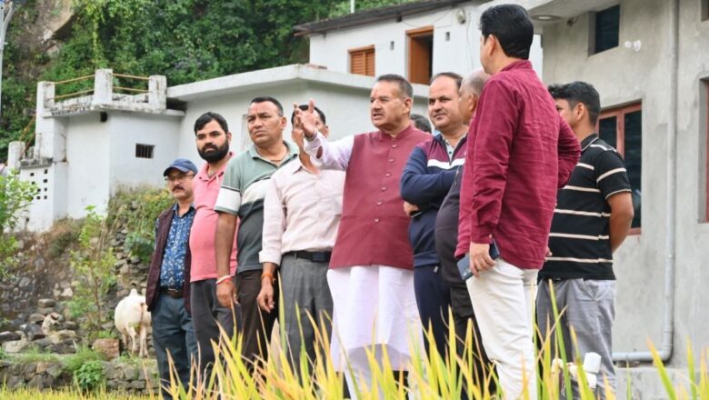 आपदा प्रभावित क्षेत्रों सरखेत और घंतूकासेरा का स्थलीय निरीक्षण करते कैबिनेट मंत्री गणेश जोशी।