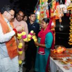 मुख्यमंत्री  पुष्कर सिंह धामी ने चकराता रोड स्थित स्थानीय दुकानों से की दीपावली की खरीदारी, स्वदेशी उत्पादों को बढ़ावा देने का दिया संदेश