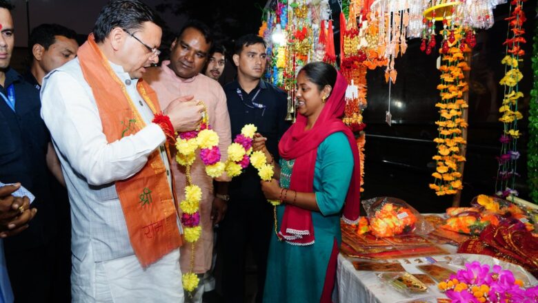 मुख्यमंत्री  पुष्कर सिंह धामी ने चकराता रोड स्थित स्थानीय दुकानों से की दीपावली की खरीदारी, स्वदेशी उत्पादों को बढ़ावा देने का दिया संदेश