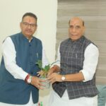 रक्षा मंत्री राजनाथ सिंह से मिले सैनिक कल्याण मंत्री गणेश जोशी,पूर्व सैनिकों एवं उनके आश्रितों के लिए अनुदान की राशि बढ़ाये जाने पर आभार प्रकट किया