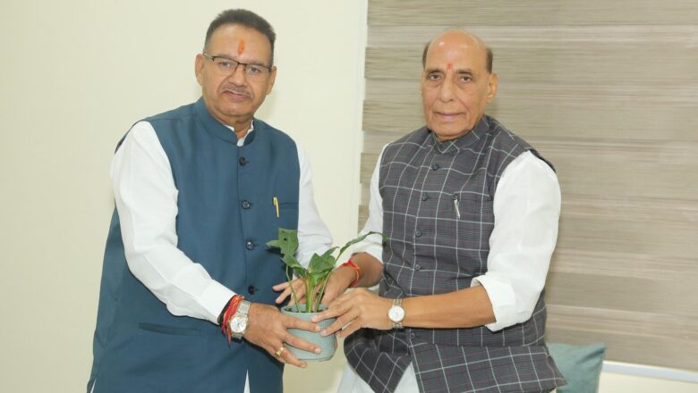 रक्षा मंत्री राजनाथ सिंह से मिले सैनिक कल्याण मंत्री गणेश जोशी,पूर्व सैनिकों एवं उनके आश्रितों के लिए अनुदान की राशि बढ़ाये जाने पर आभार प्रकट किया