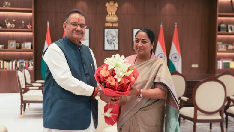 नई दिल्ली में मुख्यमंत्री रेखा गुप्ता से की शिष्टाचार भेंट करते कैबिनेट मंत्री गणेश जोशी, देवभूमि उत्तराखण्ड आने का दिया निमंत्रण