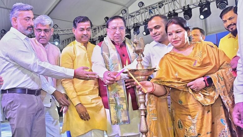 राज्य के 25 वर्ष पूर्ण होने के उपलक्ष्य में तीन दिवसीय देवभूमि रजत उत्सव कार्यक्रम का मुख्य अतिथि राज्यसभा सांसद नरेश बंसल ने दीप जलाकर एवं शंखनाद के साथ शुभारंम्भ किया।