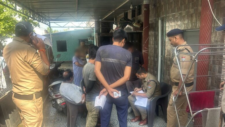 उत्तराखंड: एसएसपी नैनीताल के निर्देशन में मुखानी और रामनगर में पुलिस ने चलाया सत्यापन अभियान, अनियमितता/सत्यापन न पाए जाने पर 230 लोगों के विरुद्ध 2.27 लाख रु0 की चालानी कार्यवाही