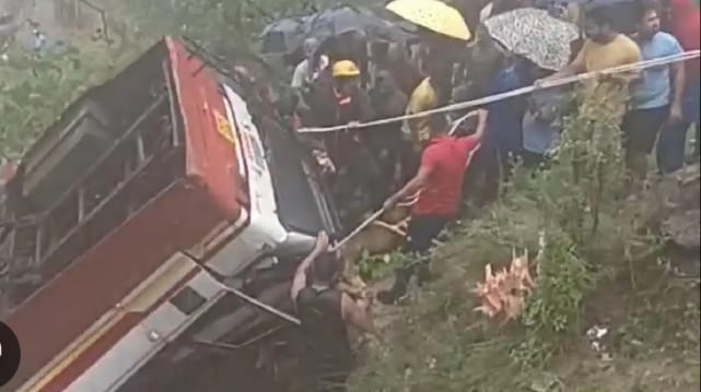 हिमाचल प्रदेश में बड़ा बस हादसा, 15 की मौत, कई घायल