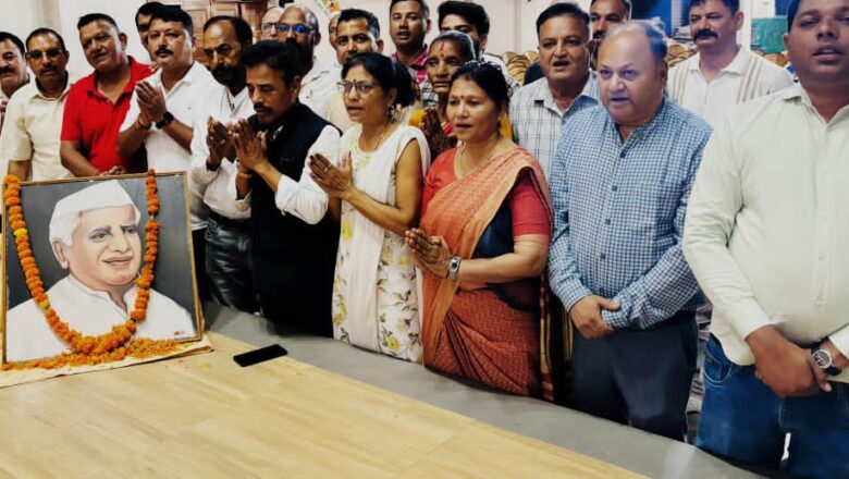 उत्तराखंड: उत्तराखंड के विकास पुरुष जननायक एवं प्रदेश के पूर्व मुख्यमंत्री स्व. पं. नारायण दत्त तिवारी की  100 वीं जयंती एवं 7वीं पुण्यतिथि के अवसर पर श्रद्धांजलि सभा का आयोजन किया गया