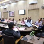 डीएम ने अचानक बुलाई जिला चिकित्सालय की प्रगति की समीक्षा बैठक; आनन-फानन में दौड़े अधिकारी