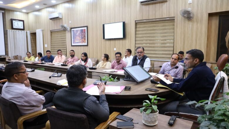 डीएम ने अचानक बुलाई जिला चिकित्सालय की प्रगति की समीक्षा बैठक; आनन-फानन में दौड़े अधिकारी