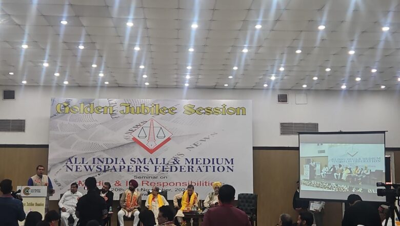 दिल्ली के कांस्टीट्यूशन क्लब ऑफ़ इंडिया  में प्रेस काउंसिल ऑफ़ इंडिया की अध्यक्ष रंजना प्रसाद देसाई को ‘उत्तरांचल क्राइम न्यूज़’ की ओर से सॉल भेंट