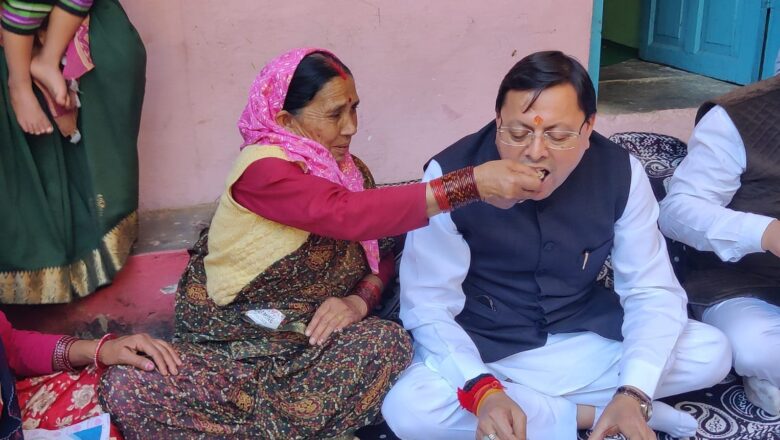 लोकपर्व इगास पर रुद्रप्रयाग के आपदा प्रभावित परिवारों के बीच पहुँचे मुख्यमंत्री पुष्कर सिंह धामी ,मुख्यमंत्री ने किया आपदा प्रभावित क्षेत्र भौंर का स्थलीय निरीक्षण,मुख्यमंत्री ने प्रभावितों के साथ किया भोजन, कहा—राज्य सरकार हर संकट की घड़ी में जनता के साथ खड़ी है