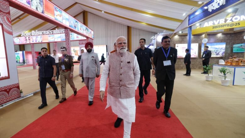 उत्तराखंड राज्य की जयंती के अवसर पर आयोजित समारोह में प्रधानमंत्री नरेंद्र मोदी ने 8260.72 करोड़ की योजनाओं का लोकार्पण और शिलान्यास किया