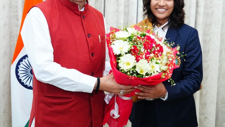 महिला विश्व कप विजेता क्रिकेटर स्नेह राणा ने की मुख्यमंत्री  पुष्कर सिंह धामी से शिष्टाचार भेंट,मुख्यमंत्री ने स्नेह राणा को दी बधाई और उज्ज्वल भविष्य के लिए शुभकामनाएं