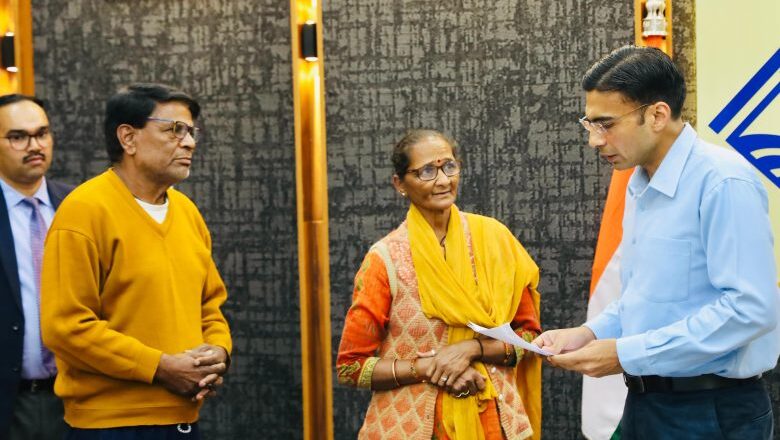 बेटे कैंसर पीड़ित मॉ- बाप को कर रहे थे घर से बेदखल; डीएम करेंगे जिला बदर