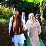 मां के साथ पैतृक गांव पहुंच भावुक हुए सीएम धामी,मुख्यमंत्री पुष्कर सिंह धामी शुक्रवार को पिथौरागढ़ जनपद स्थित पैतृक गांव टुंडी–बारमौं पहुंचे