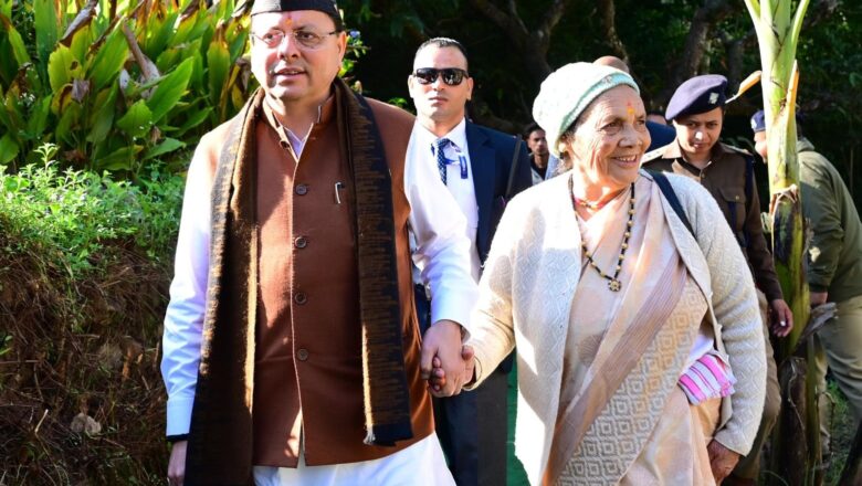 मां के साथ पैतृक गांव पहुंच भावुक हुए सीएम धामी,मुख्यमंत्री पुष्कर सिंह धामी शुक्रवार को पिथौरागढ़ जनपद स्थित पैतृक गांव टुंडी–बारमौं पहुंचे