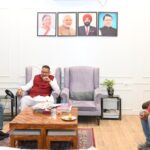 सैनिक कल्याण मंत्री गणेश जोशी से मिले उपनल कर्मचारी महासंघ के पदाधिकारी, मंत्री बोले-सरकार उपनल कार्मिकों के प्रति संवेदनशील