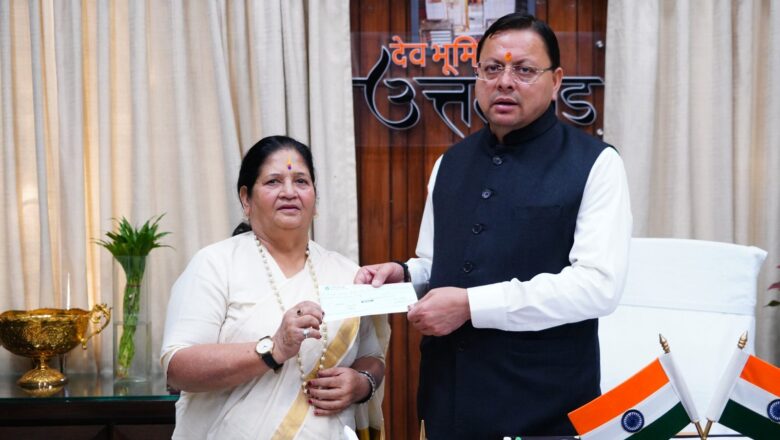 मुख्यमंत्री राहत कोष के लिए पर्वतारोही बछेंद्री पाल ने प्रदान किया 10 लाख का चेक