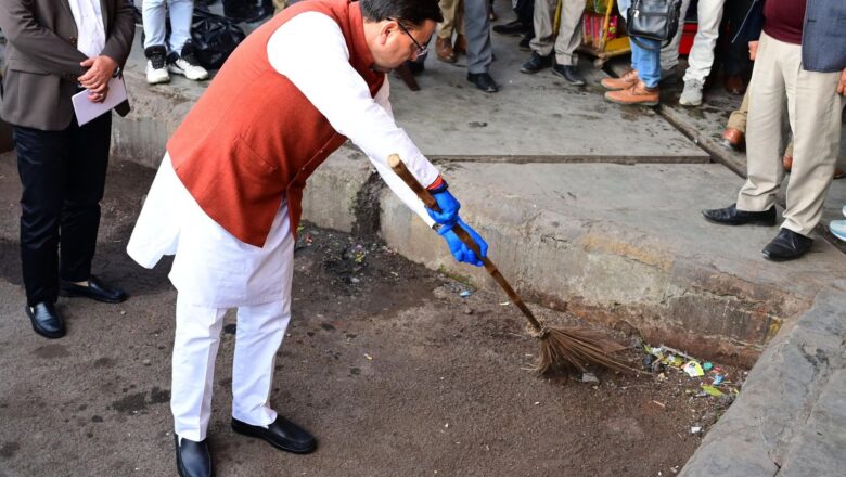 मुख्यमंत्री धामी का आईएसबीटी देहरादून में औचक निरीक्षण, गंदगी देखकर खुद उठाई झाड़ू