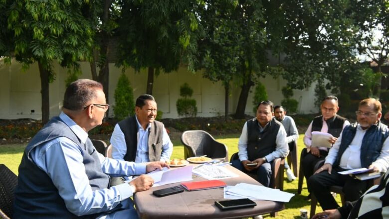 एमडीडीए के माध्यम से मसूरी विधानसभा क्षेत्र के विकास कार्यों की समीक्षा करते कैबिनेट मंत्री गणेश जोशी