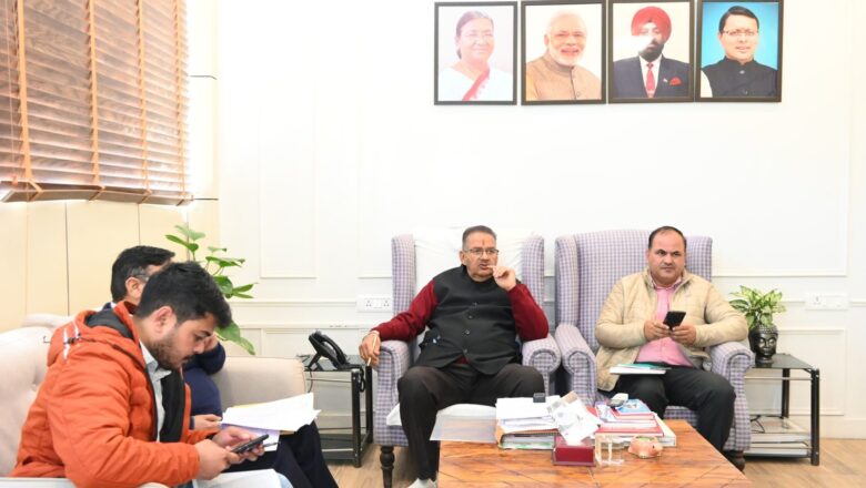 मसूरी विधानसभा क्षेत्र में चल रहे विकास कार्यों और क्षेत्र में आपदा के पुनर्निर्माण कार्यों समीक्षा करते कैबिनेट मंत्री गणेश जोशी