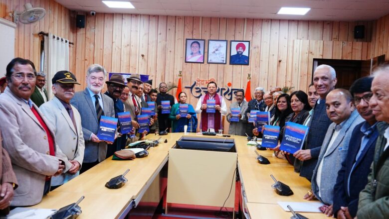 “उत्तराखण्ड @25ः लुकिंग बैक-लुकिंग फॉरवर्ड” पुस्तक का मुख्यमंत्री ने किया विमोचन