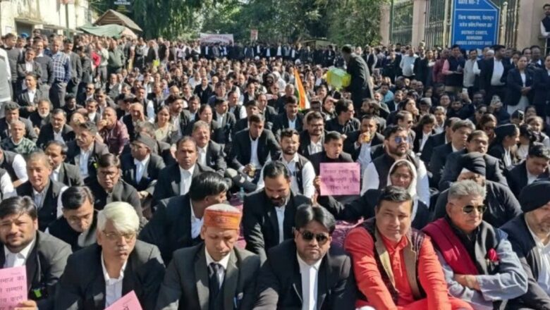 देहरादून में अधिवक्ता अपनी मांगों को लेकर हड़ताल पर, बार एसोसिएशन ने दिया समर्थन