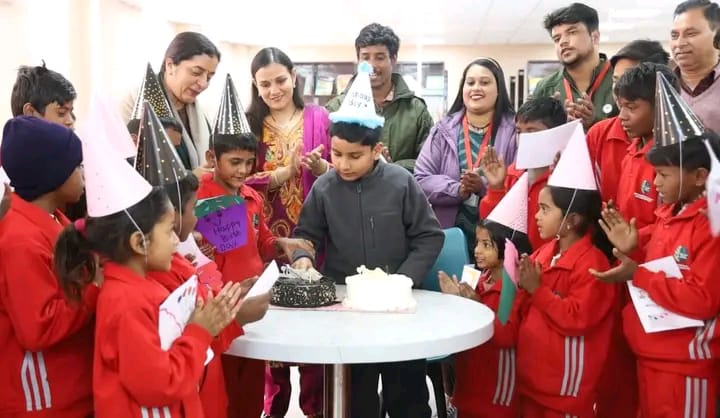 ना फाइव स्टार होटल ना क्लब रास आया, डीएम देहरादून के बेटे सनवल और सिविल ने भिक्षावृत्ति उन्मूलित बच्चों संग केक काट जन्मदिन मनाया,दे गए डीएम सविन बंसल बड़ा संदेश