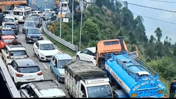 देहरादून ट्रैफिक जाम से बेहाल: राजमार्गों पर घंटों रेंगते रहे वाहन, पुलिस व्यवस्था पूरी तरह फेल