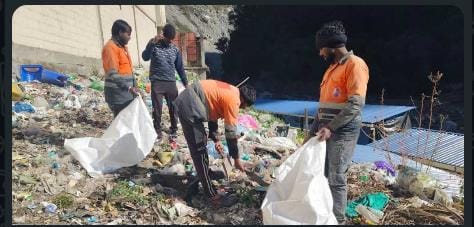 केदारनाथ धाम में तीर्थयात्री बढ़ने के कारण कचरा संकट गहरा गया — निपटाए जाने से 325 टन से अधिक बोझ-चेतावनी