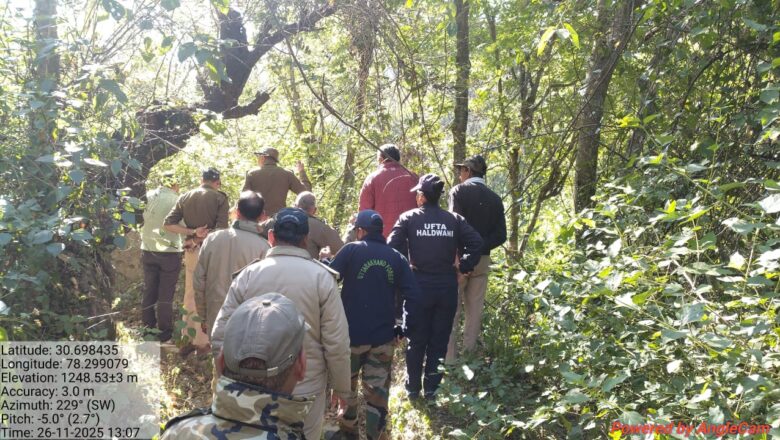 वन बिभाग की टीम ने गन फायर कर बढाई गस्त।