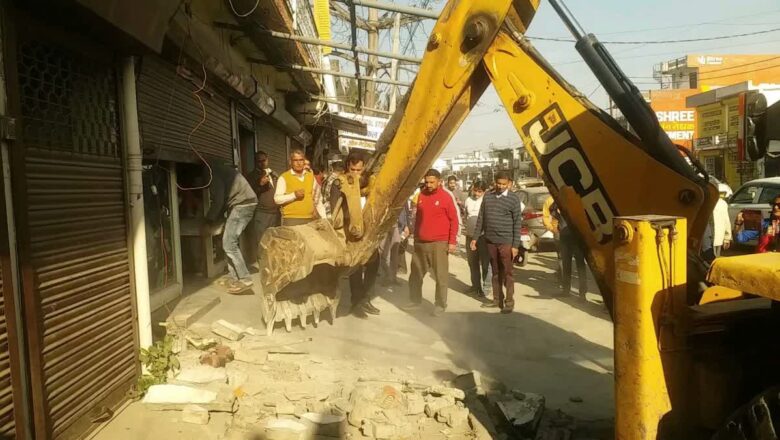 विकासनगर में अतिक्रमण पर गरजी जेसीबी, हरबर्टपुर से कालसी तक हटेगा कब्जा