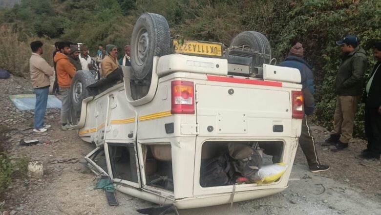 पीपलकोटी: अनियंत्रित होकर दूसरी सड़क पर गिरी बोलेरो, हादसे में 6 लोग घायल