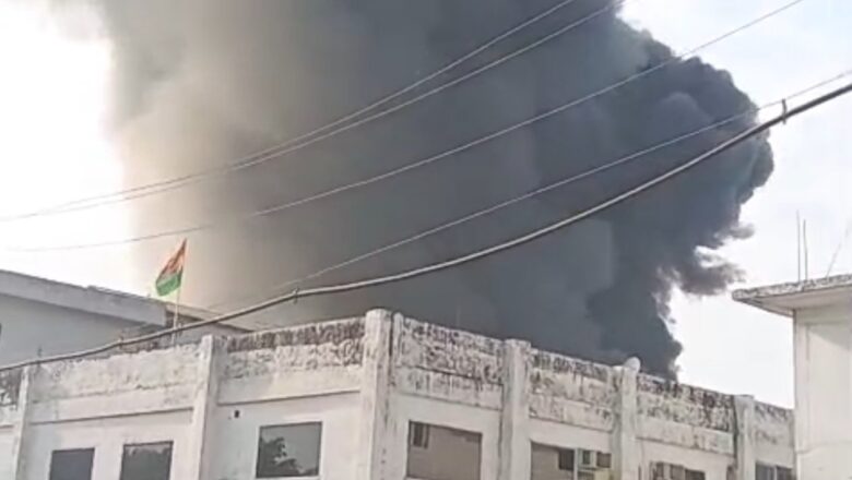 परफ्यूम बनाने वाली फैक्टरी में लगी आग, सिलिंडरों के धमाके की आवाज से गूंजा सेलाकुई