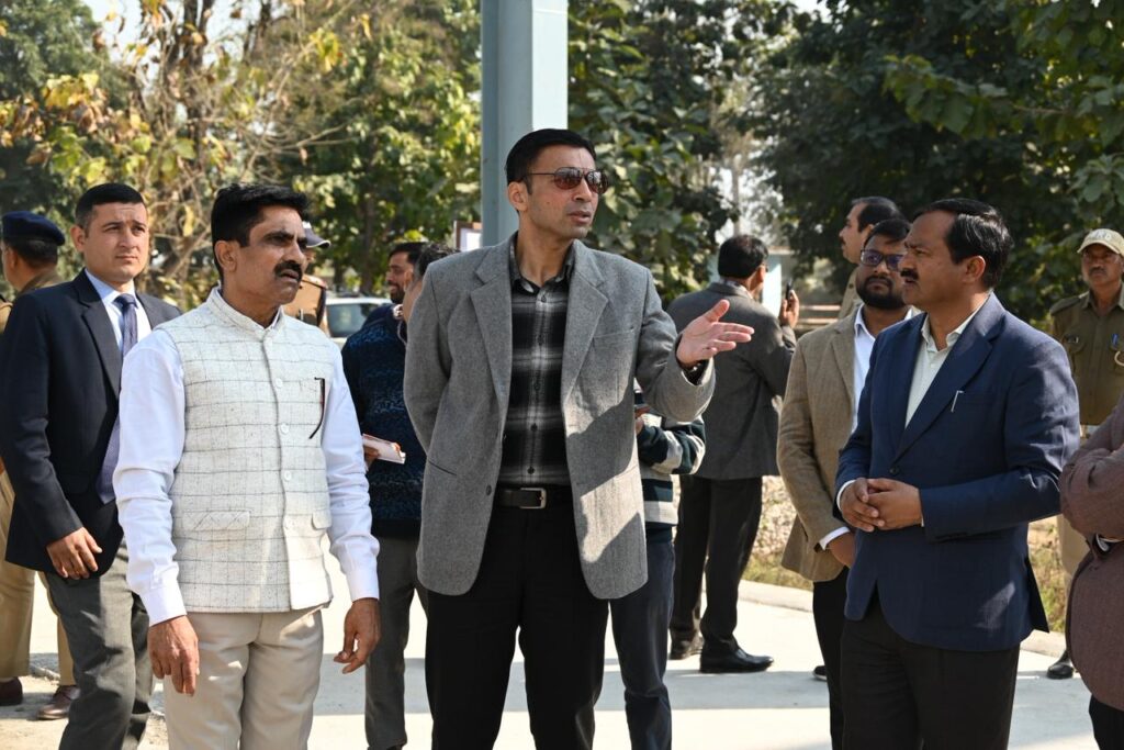 पर्यावरण संरक्षण की पहल, लाल पानी में निर्माणधीन एकीकृत ठोस अपशिष्ट प्लांट का डीएम ने किया स्थलीय निरीक्षण।