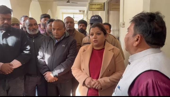 “अभद्र व्यवहार के आरोपों से गरमाया नगर निगम, कर्मचारियों की हड़ताल जारी”