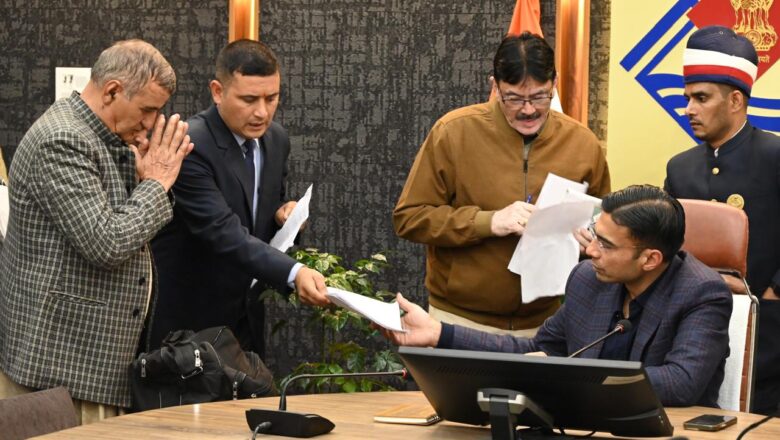 जनता दर्शन में डीएम ने 176 लोगों की सुनी समस्या, कई मामले मौके पर निपटाए।