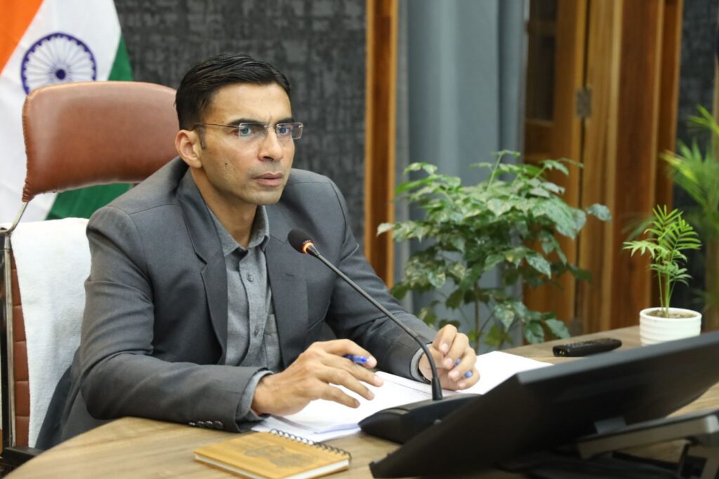 परिस्थितियों के थपेड़ों में भी शिक्षा की ‘स्पार्क’ जलाए रख रहीं होनहार बेटियों का भविष्य संवारने में जुटे डीएम सविन
