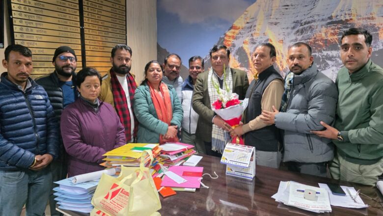 उत्तरांचल प्रेस क्लब के भवन निर्माण को जल्द पूरा कराने के लिए प्रशासन गंभीर : तिवारी सूचना महानिदेशक बंशीधर तिवारी से उत्तरांचल प्रेस क्लब की नव निर्वाचित कार्यकारिणी ने की भेंट