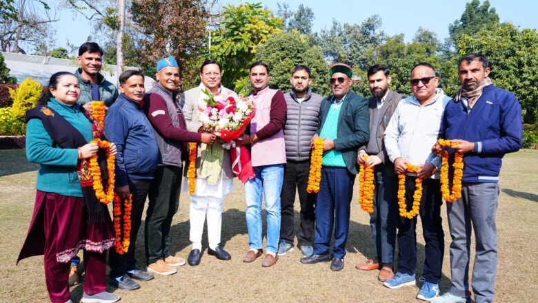 सीएम आवास पहुंचे उपनल कर्मचारी संघ के पदाधिकारी, कैबिनेट के निर्णय का स्वागत कर मुख्यमंत्री को दिया धन्यवाद