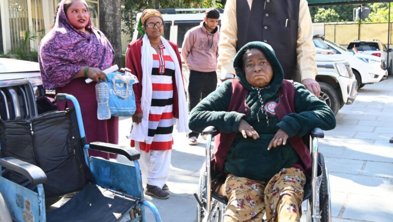 गणेश जोशी की मानवीय पहल: जनता मिलन में दिव्यांग बुजुर्ग को मिली व्हीलचेयर