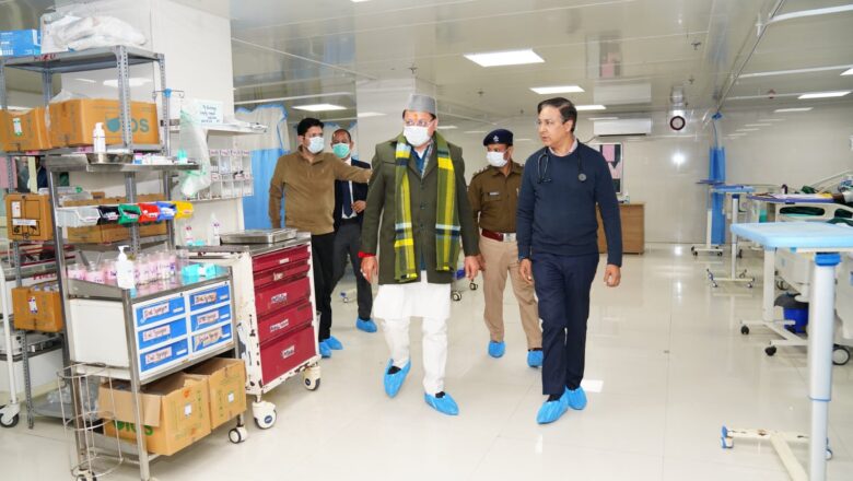 देर रात दून मेडिकल कॉलेज चिकित्सालय पहुंचे मुख्यमंत्री, व्यवस्थाओं का लिया जायजा,मरीजों और तीमारदारो से सीधे संवाद कर जाना हाल-चाल, व्यवस्थाएं दुरुस्त करने हेतु दिए निर्देश
