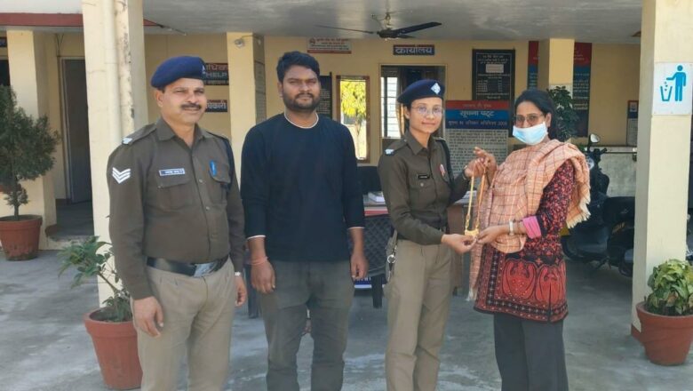 ईमानदारी और फर्ज की मिसाल: रानीपोखरी में बच्चों को मिला 7 लाख का सोने का हार, दून पुलिस ने असली मालिक को सौंपा