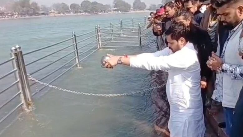  महाराष्ट्र के उपमुख्यमंत्री अजित पवार की अस्थियां गंगा में हुई प्रभावित