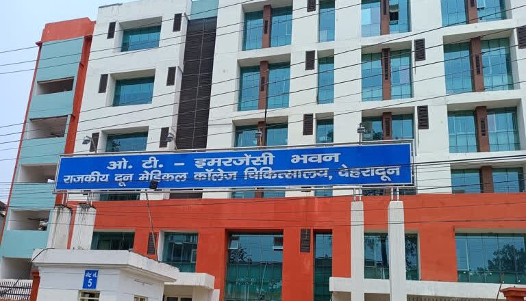 होली पर दून मेडिकल कॉलेज अलर्ट: 24 घंटे में आए 610 मरीज, 47 सड़क हादसों का शिकार