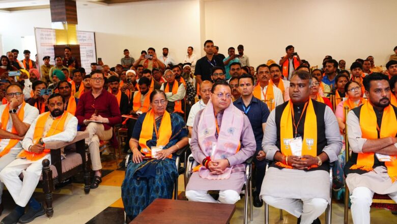 सीएम धामी ने सुना ‘मन की बात’ का 132वां एपिसोड, जनप्रतिनिधियों संग साझा किए विचार