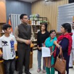 08 वर्षों से लापता पति; 02 दिव्यांग बेटियों सहित 05 बच्चों की जिम्मेदारी तले दबी मीना ठाकुर की पीड़ा हरने आया जिला प्रशासन; सीएसआर फंड से 01 लाख हस्तांतरण