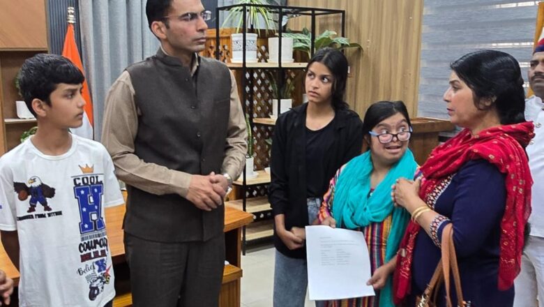 08 वर्षों से लापता पति; 02 दिव्यांग बेटियों सहित 05 बच्चों की जिम्मेदारी तले दबी मीना ठाकुर की पीड़ा हरने आया जिला प्रशासन; सीएसआर फंड से 01 लाख हस्तांतरण