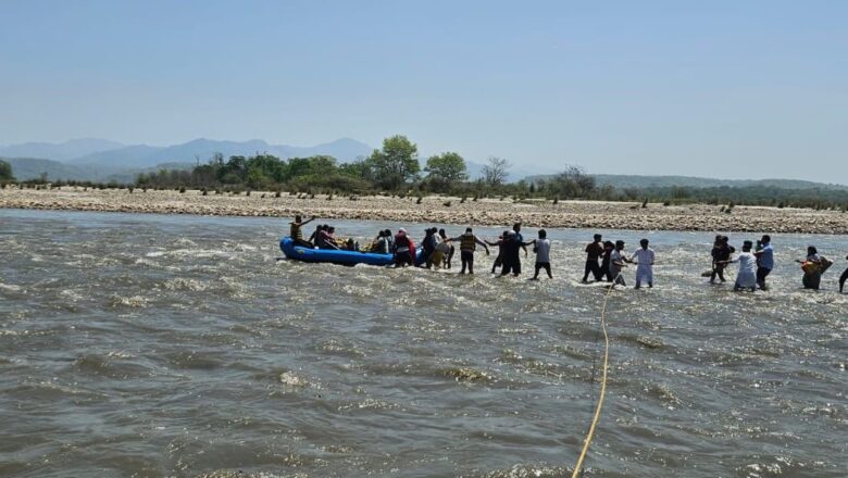 हरिद्वार: उफनती गंगा के बीच ‘काल’ बन गया था टापू, जल पुलिस ने बचाई 21 जिंदगियां